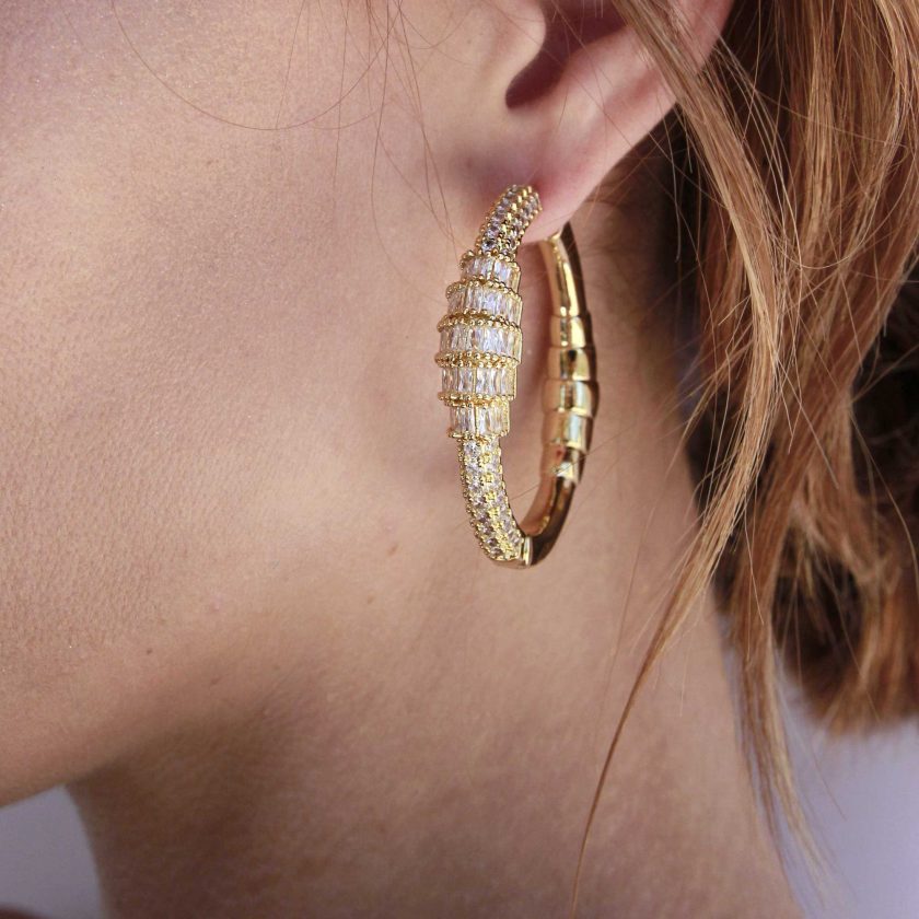 argollas grandes y elegantes con cristales baguetinas y diseño unico bañadas en oro 18k