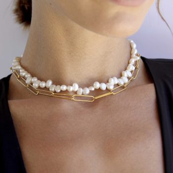 Cuello y escote de mujer con collar de perlas de río naturales y cadena oro