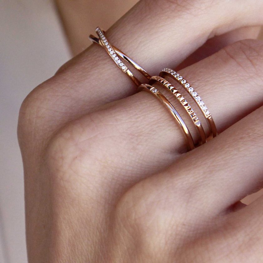 Mano de mujer con aniilos oro rosa y cristal