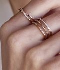 Mano de mujer con aniilos oro rosa y cristal doble y triple