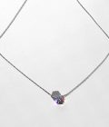 cadena plateada elegante con cristal