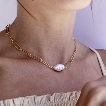 cuello de mujer con cadena de eslaboles grandes y perla preciosa ovalada de dije