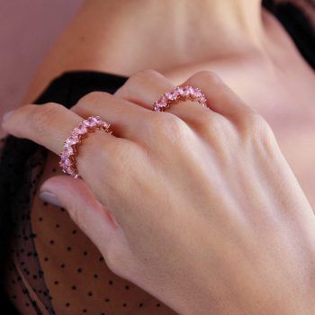 mano de mujer con anillo de cristales rosas hermosos y grandes